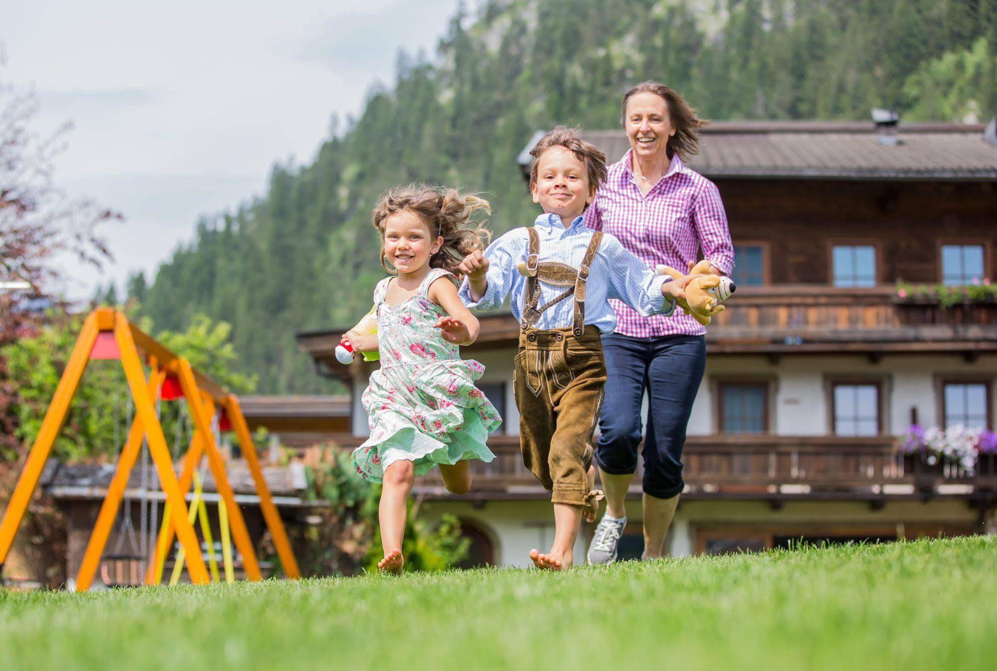 Familien- Und Vitalhotel Muehlpointhof Lofer Exterior foto